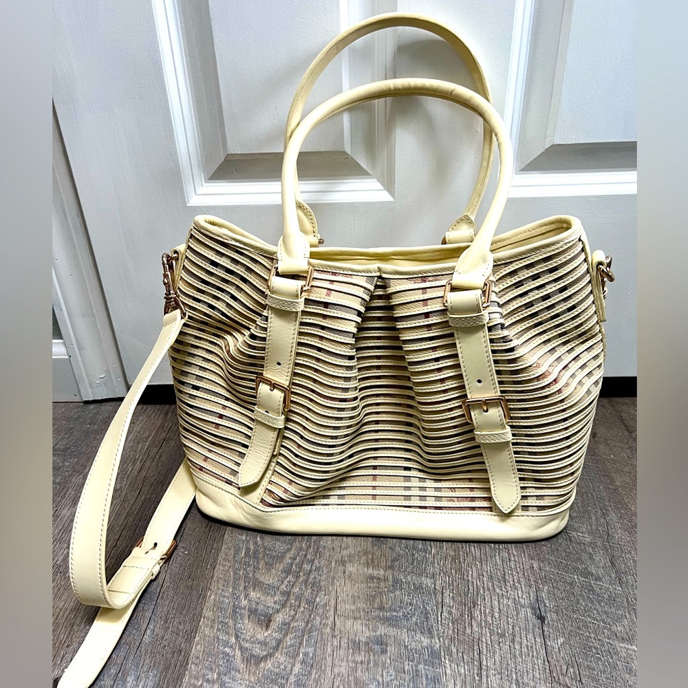 Designer style purse in excellent/ like new condition
